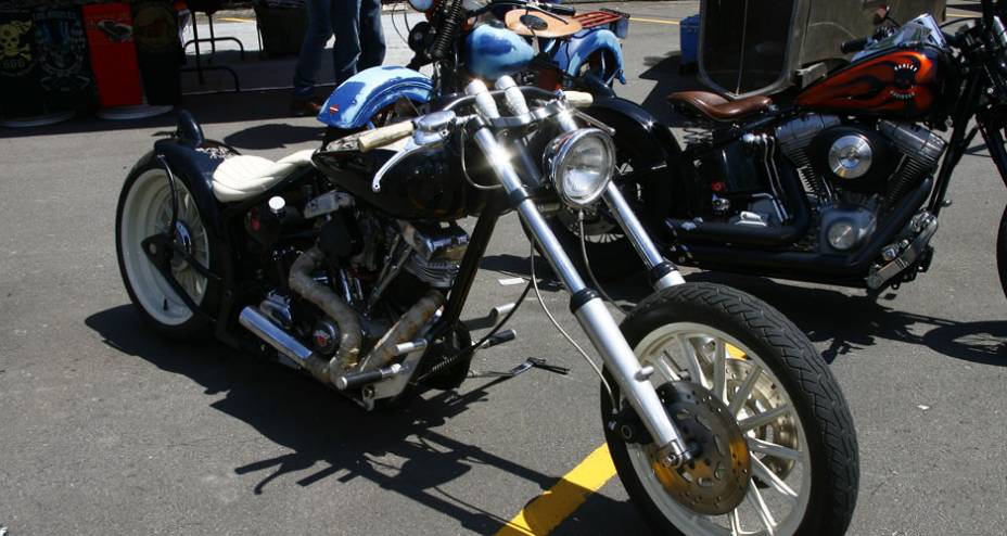 Chopper com motor Harley-Davidson escape dois em um bem curto, chassi softail e guid&atilde;o de moto esportiva dos anos 50 | <a href="https://gutenberg.quatrorodas.abril.com.br/moto/noticias/two-wheels-brazil-reune-fabricantes-nacionais-americanos-motos-vintage-644346.shtm" rel="migration"></a>
