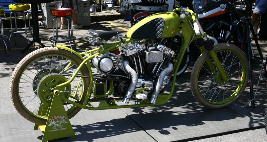 Adapta&ccedil;&atilde;o ao estilo old school tenta reproduzir com quadro rabo duro e rodas, pneus e selin ao estilo bicicleta uma moto de corrida da d&eacute;cada de 30 | <a href="https://gutenberg.quatrorodas.abril.com.br/moto/noticias/two-wheels-brazil-reune-fabricantes-nacionais-ameri" rel="migration"></a>
