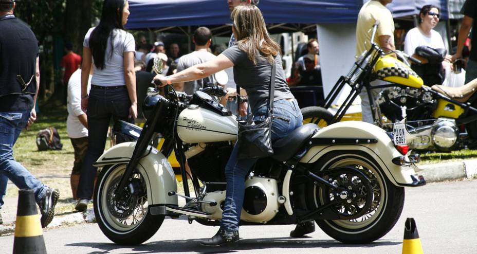 H-D Fat Boy com customiza&ccedil;&atilde;o mais leve com pneus de faixa branca, pintura especial com frisos e assento monoposto rebaixado | <a href="https://gutenberg.quatrorodas.abril.com.br/moto/noticias/two-wheels-brazil-reune-fabricantes-nacionais-americanos-motos-vintage-6443" rel="migration"></a>