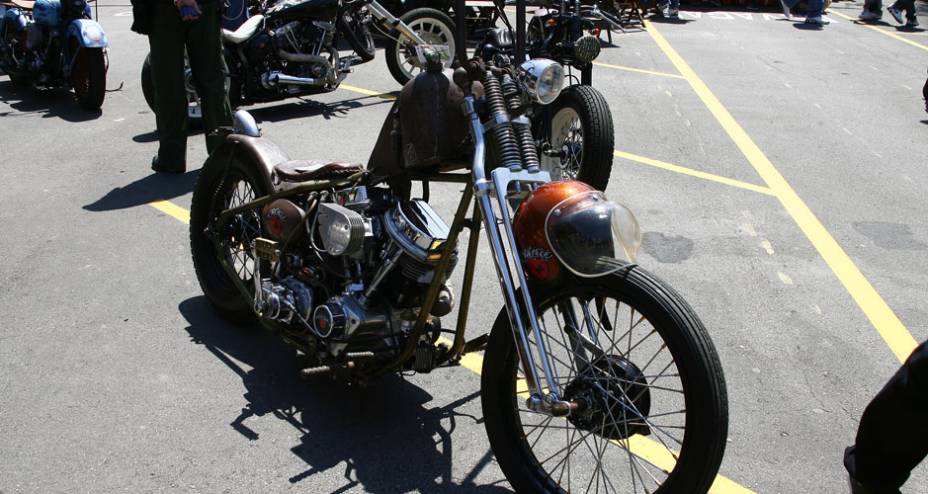 Chopper ao estilo Rat Bike (com aspecto enferrujado) com pedal de partida simulando um de bicicleta, selim fino, rabo duro e motor H-D flathead | <a href="https://gutenberg.quatrorodas.abril.com.br/moto/noticias/two-wheels-brazil-reune-fabricantes-nacionais-americano" rel="migration"></a>