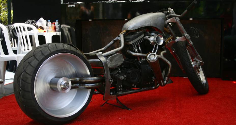 Moto segue o estilo Drag Bike (moto de arrancada) tamb&eacute;m com motor H-D, chassi softail com balan&ccedil;a mono-bra&ccedil;o artesanal, filtro de ar estilo corneta e escape dois em um | <a href="https://gutenberg.quatrorodas.abril.com.br/moto/noticias/two-wheels-brazil-reune-fabric" rel="migration"></a>