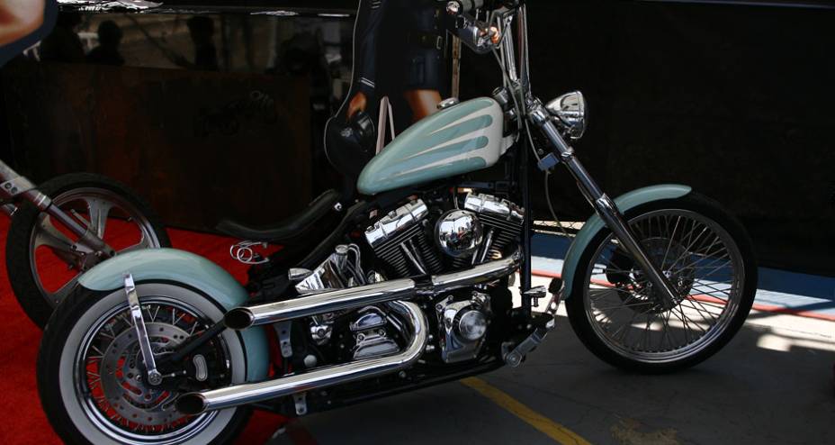 H-D customizada com motor, tanque de &oacute;leo, escapes e filtro de ar cromados, para-lama isolado na roda traseira e selin com molas | <a href="https://gutenberg.quatrorodas.abril.com.br/moto/noticias/two-wheels-brazil-reune-fabricantes-nacionais-americanos-motos-vintage" rel="migration"></a>