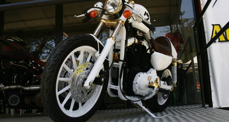 883 Sportster estilo caf&eacute; racer com detalhes dourados, semi-guid&otilde;es fixados nas bengalas e banco individual com rabeta esportiva | <a href="https://gutenberg.quatrorodas.abril.com.br/moto/noticias/two-wheels-brazil-reune-fabricantes-nacionais-americanos-motos-vintage" rel="migration"></a>