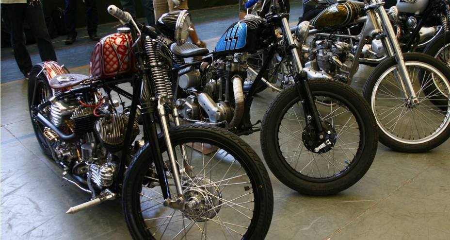 Choppers de variados estilos alinhadas com diferentes motoriza&ccedil;&otilde;es, da esquerda para a direita: motor em V, monocilindro e Twin paralelo | <a href="https://gutenberg.quatrorodas.abril.com.br/moto/noticias/two-wheels-brazil-reune-fabricantes-nacionais-americanos-motos" rel="migration"></a>