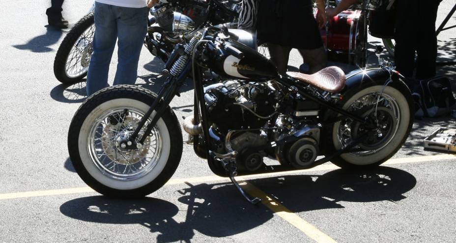 H-D com quadro artesanal rabo duro, selin de couro, pneus faixa branca e frente springer com amortecedor | <a href="https://gutenberg.quatrorodas.abril.com.br/moto/noticias/two-wheels-brazil-reune-fabricantes-nacionais-americanos-motos-vintage-644346.shtml" rel="migration"></a>