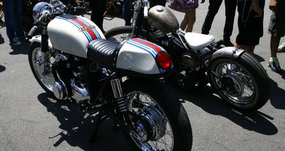 Honda CB 4 cilindros estilo caf&eacute; racer, com pintura de competi&ccedil;&atilde;o, tomadas de ar do carburador estilo cornetas e semi-guid&otilde;es fixados nas bengalas | <a href="https://gutenberg.quatrorodas.abril.com.br/moto/noticias/two-wheels-brazil-reune-fabricantes-nacionais-americ" rel="migration"></a>