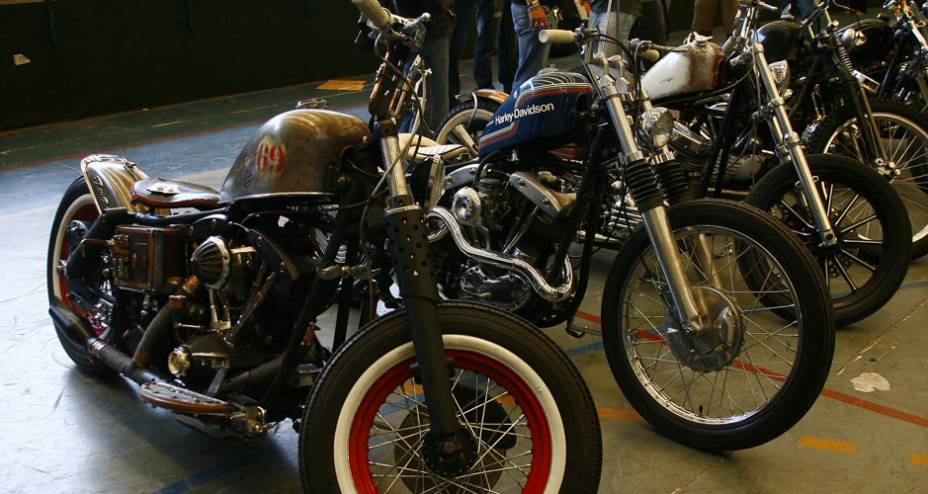 Sequ&ecirc;ncia de motos H-D customizadas em diferentes estilos no gin&aacute;sio do Two Wheels | <a href="https://gutenberg.quatrorodas.abril.com.br/moto/noticias/two-wheels-brazil-reune-fabricantes-nacionais-americanos-motos-vintage-644346.shtml" rel="migration">Leia mais</a>