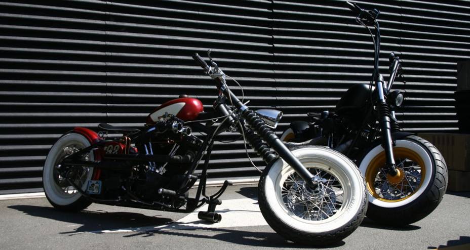 Chopper Harley-Davidson com angulo de c&aacute;ster muito aberto e imenso pneu traseiro adaptado na dianteira | <a href="https://gutenberg.quatrorodas.abril.com.br/moto/noticias/two-wheels-brazil-reune-fabricantes-nacionais-americanos-motos-vintage-644346.shtml" rel="migration">Leia mais</a>