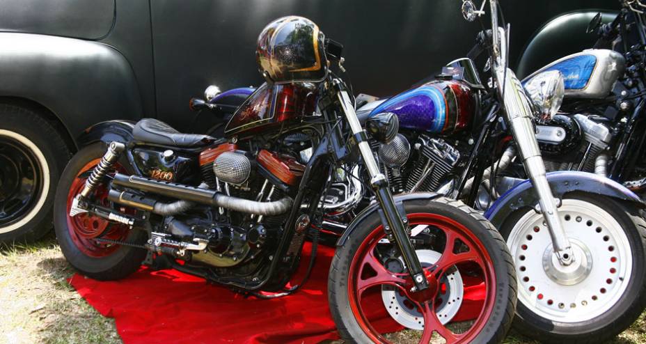 Sportster 1200 com rodas e pintura especiais, banco monoposto e escape direto revestido com tiras de amianto | <a href="https://gutenberg.quatrorodas.abril.com.br/moto/noticias/two-wheels-brazil-reune-fabricantes-nacionais-americanos-motos-vintage-644346.shtml" rel="migration">Leia m</a>