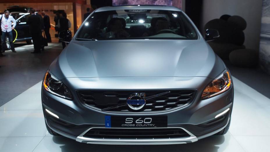 Motorização varia entre o T5, com 245 cv, e D4 com até 190 cv | <a href="https://gutenberg.quatrorodas.abril.com.br/noticias/saloes/detroit-2015/volvo-s60-cross-country-revelado-detroit-825421.shtml" rel="migration">Leia mais</a>