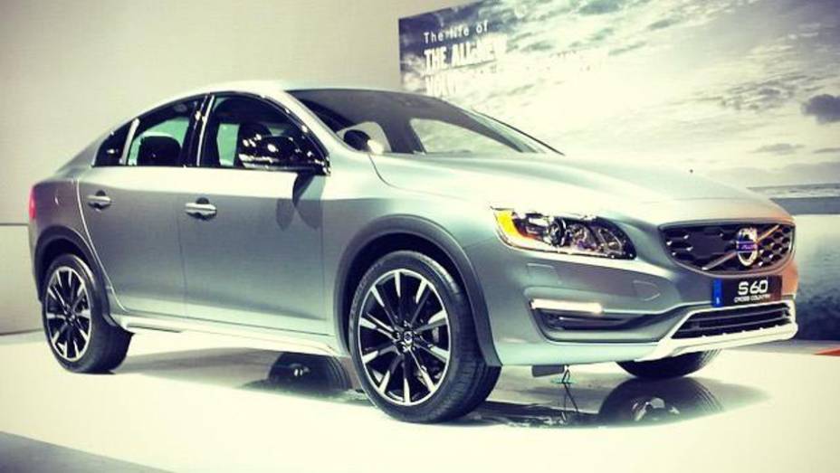 Sedã cresceu 6,5 cm na altura, o que oferece mais conforto e estabilidade | <a href="https://gutenberg.quatrorodas.abril.com.br/noticias/saloes/detroit-2015/volvo-s60-cross-country-revelado-detroit-825421.shtml" rel="migration">Leia mais</a>