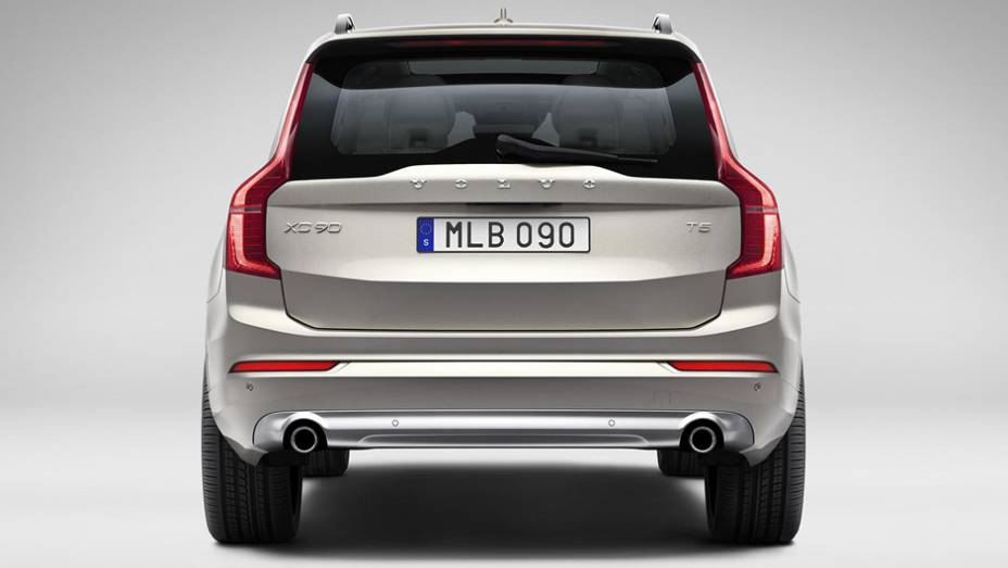 Traseira do XC90 lembra o modelo anterior | <a href="https://gutenberg.quatrorodas.abril.com.br/carros/lancamentos/volvo-xc90-797953.shtml" rel="migration">Leia mais</a>