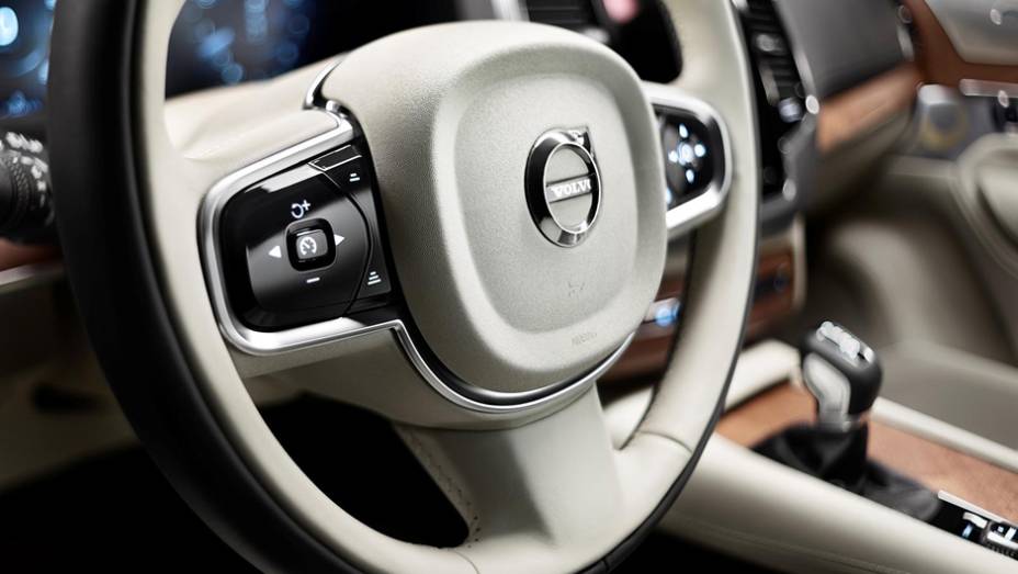 Volante multifuncional agrupa diversas funções | <a href="https://gutenberg.quatrorodas.abril.com.br/carros/lancamentos/volvo-xc90-797953.shtml" rel="migration">Leia mais</a> Volante multifuncional agrupa diversas funções | <a href="https://gutenberg.quatrorodas.abril.com.br/carros/lancamentos/volvo-xc90-797953.shtml" rel="migration">Leia mais</a>