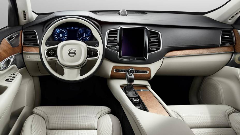 Painel tem grande tela sensível ao toque que controla as funções do carro; marca diz que o XC90 é o carro mais luxuoso de sua história | <a href="https://gutenberg.quatrorodas.abril.com.br/carros/lancamentos/volvo-xc90-797953.shtml" rel="migration">Leia mais</a>