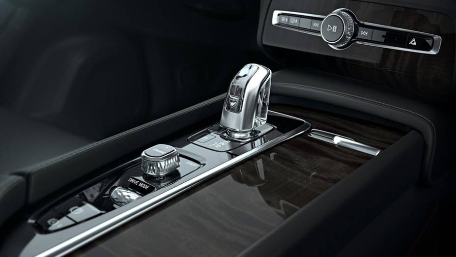 Quase sem botões, o console central é tomado por uma enorme tela sensível ao toque | <a href="https://gutenberg.quatrorodas.abril.com.br/carros/lancamentos/volvo-xc90-797953.shtml" rel="migration">Leia mais</a> Quase sem botões, o console central é tomado por uma enorme tela sensível ao toque | <a href="https://gutenberg.quatrorodas.abril.com.br/carros/lancamentos/volvo-xc90-797953.shtml" rel="migration">Leia mais</a>