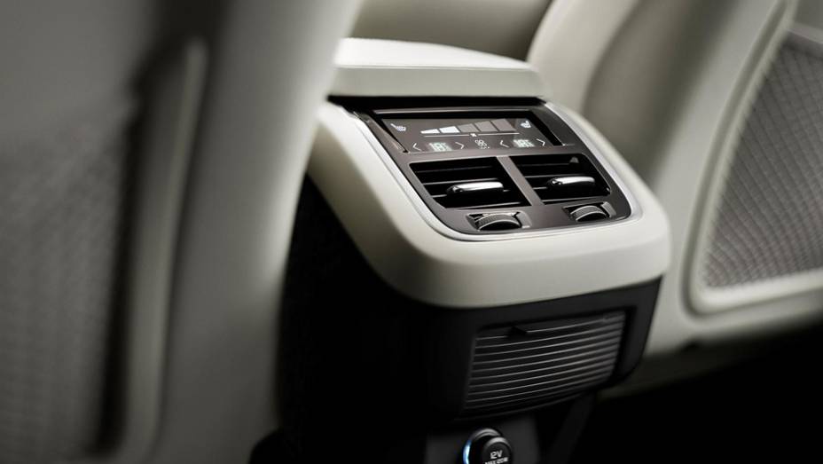 Controles do ar-condicionado exclusivos para os passageiros traseiros; marca oferece quatro ajustes individuais de temperatura | <a href="https://gutenberg.quatrorodas.abril.com.br/carros/lancamentos/volvo-xc90-797953.shtml" rel="migration">Leia mais</a>