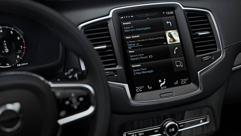 Pela tela &eacute; poss&iacute;vel controlar o som, mudar a temperatura do ar-condicionado, entre outras fun&ccedil;&otilde;es... | <a href="https://gutenberg.quatrorodas.abril.com.br/carros/lancamentos/volvo-xc90-797953.shtml" rel="migration">Leia mais</a>