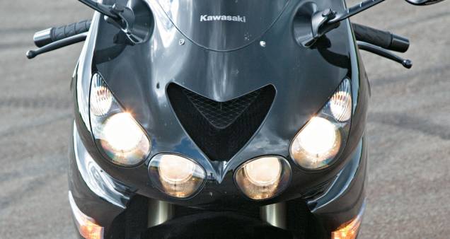 Iluminação frontal é esteticamente excessiva, mas caracteriza o modelo Iluminação frontal é esteticamente excessiva, mas caracteriza o modelo