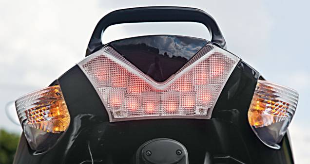 Lanterna traseira de leds em forma de V é funcional, mas beira o exagero Lanterna traseira de leds em forma de V é funcional, mas beira o exagero