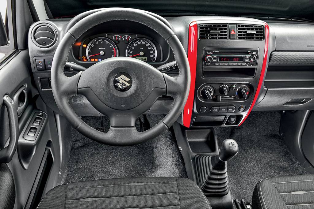 Suzuki Jimny Botões de acionamento da tração 4x4 ficam abaixo do ar-condicionado
