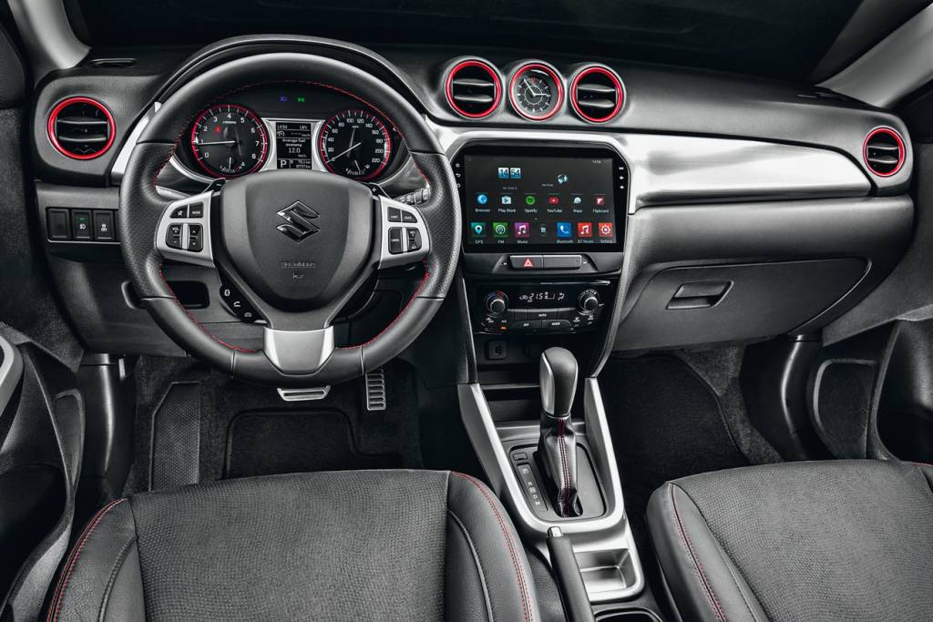 Suzuki Vitara Relógio é analógico (entre as saídas de ar) e central multimídia roda aplicativos