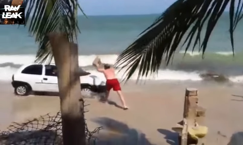 Vídeo: homem tem carro danificado após dirigir no meio da praia