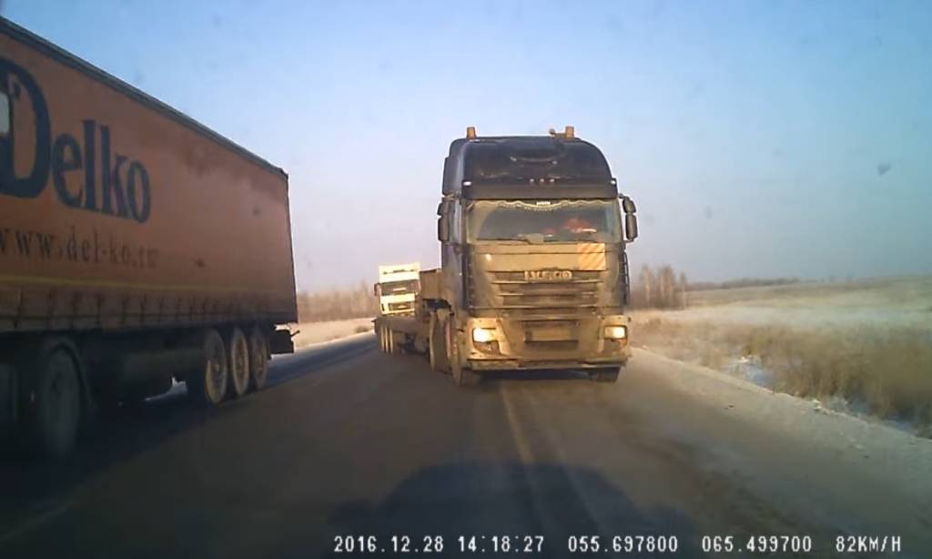 Milagre: carro evita duas colisões com caminhões na sequência