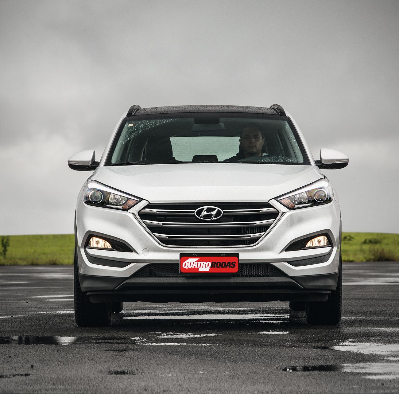 Far&oacute;is contam com projetor do tipo canh&atilde;o e led