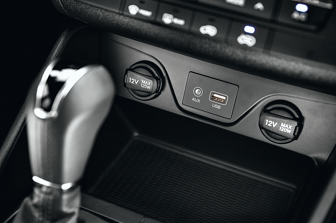 No console central os passageiros tem a disposi&ccedil;&atilde;o, entrada USB, auxiliar e duas tomadas 12V