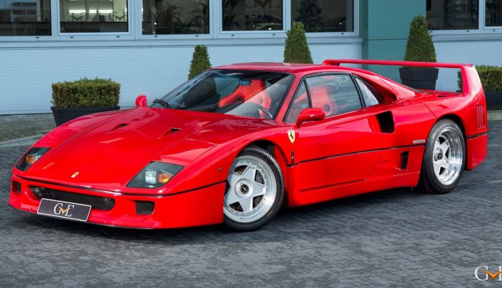 Ferrari F40 Ferrari F40 na posição 3x4 de frente