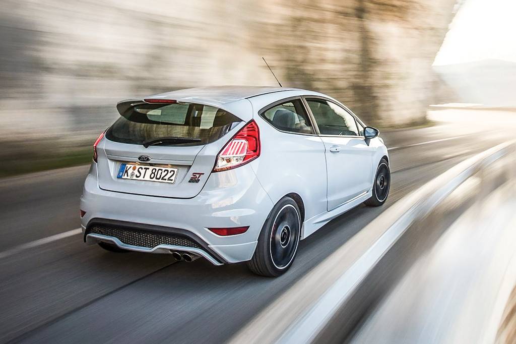Ford Fiesta ST200 Na estrada, o ST200 troca de faixa num piscar de olhos