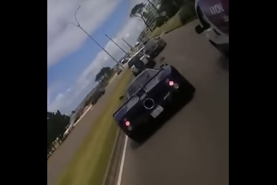 Motorista de caminhão se empolga e bate em um Pagani Zonda F