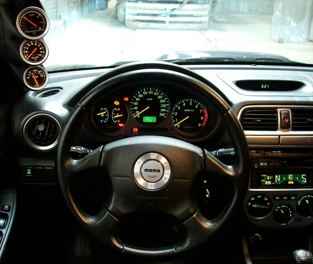 Painel de um Subaru Impreza WRX com instrumentos adicionais na coluna Painel de um Subaru Impreza WRX com instrumentos adicionais na coluna