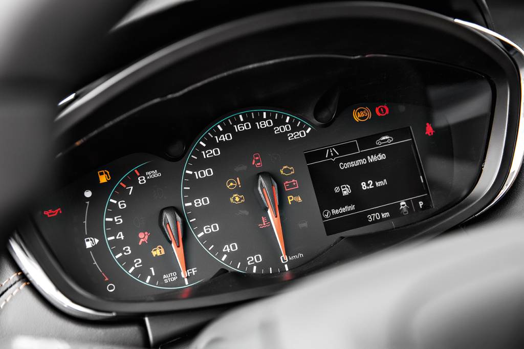 Chevrolet Tracker Novo painel tem computador de bordo e aposenta o