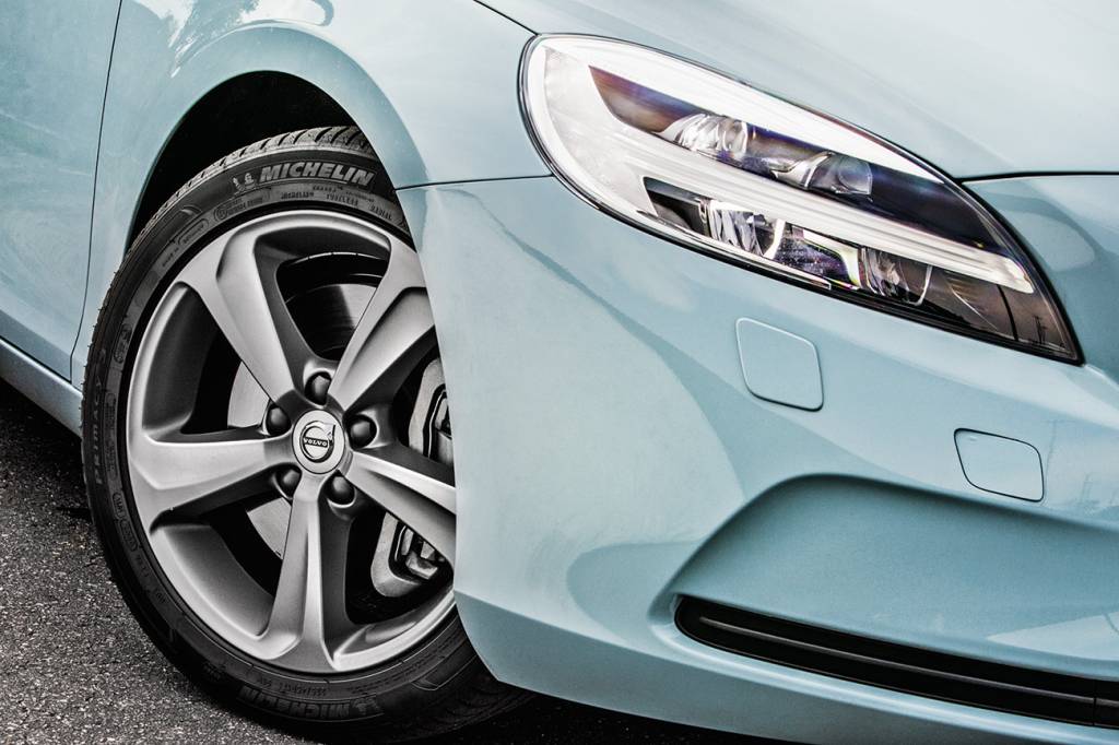 Volvo V40 Momentum Os faróis são do tipo full led - o Martelo de Thor também é luz de seta