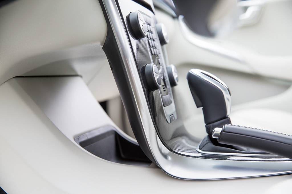 Volvo V40 Momentum Console central flutuante já virou marca registrada