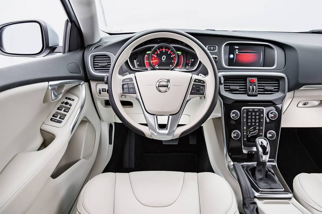 Volvo V40 Momentum Instrumentos digitais e acabamento em tons claros ainda causam boa impressão