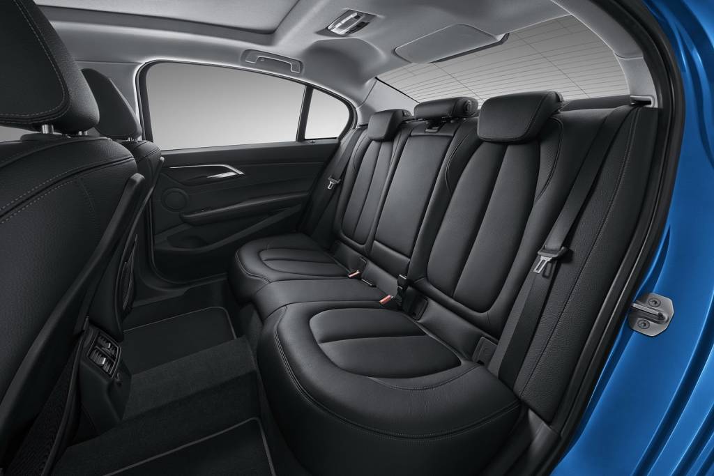 BMW Série 1 Sedan Espaço no banco traseiro parece amplo, com saídas de ar-condicionado dedicadas