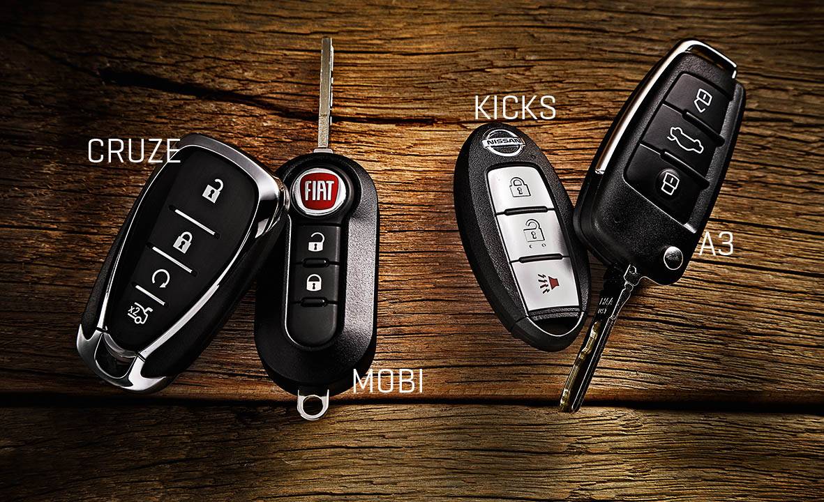 Da esquerda para a direita, as chaves de Cruze, Mobi, Kicks e A3