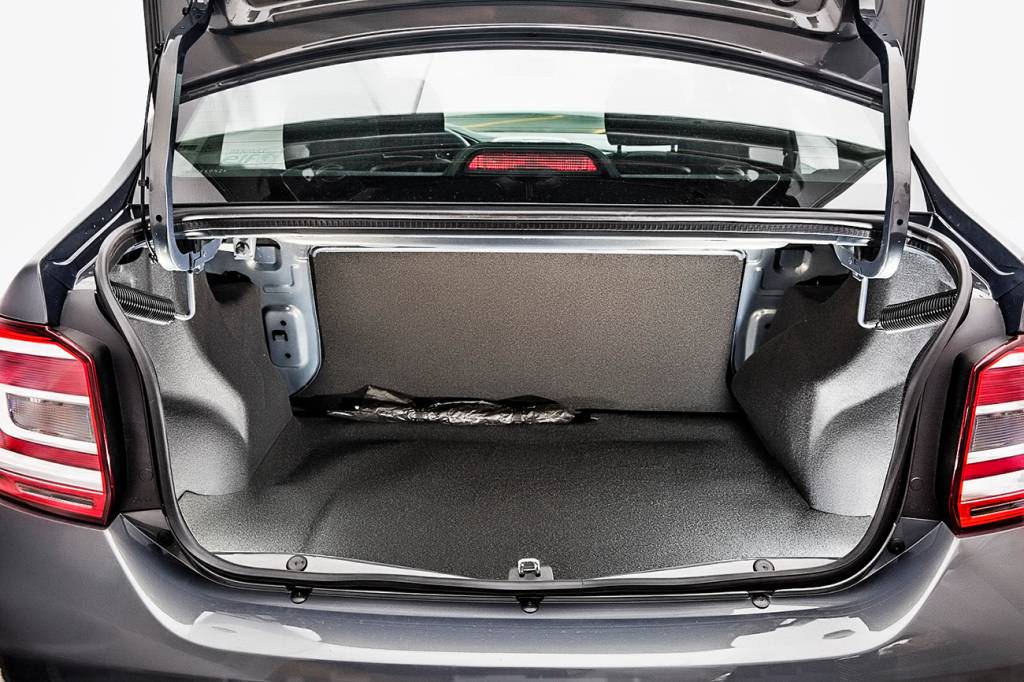 Renault Logan Dynamique 1.6 SCe Porta-malas tem capacidade para capacidade para 510 litros