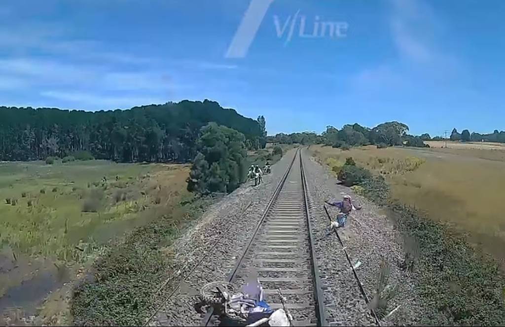 Vídeo: Motocicleta é esmagada por trem que quase atropela homem