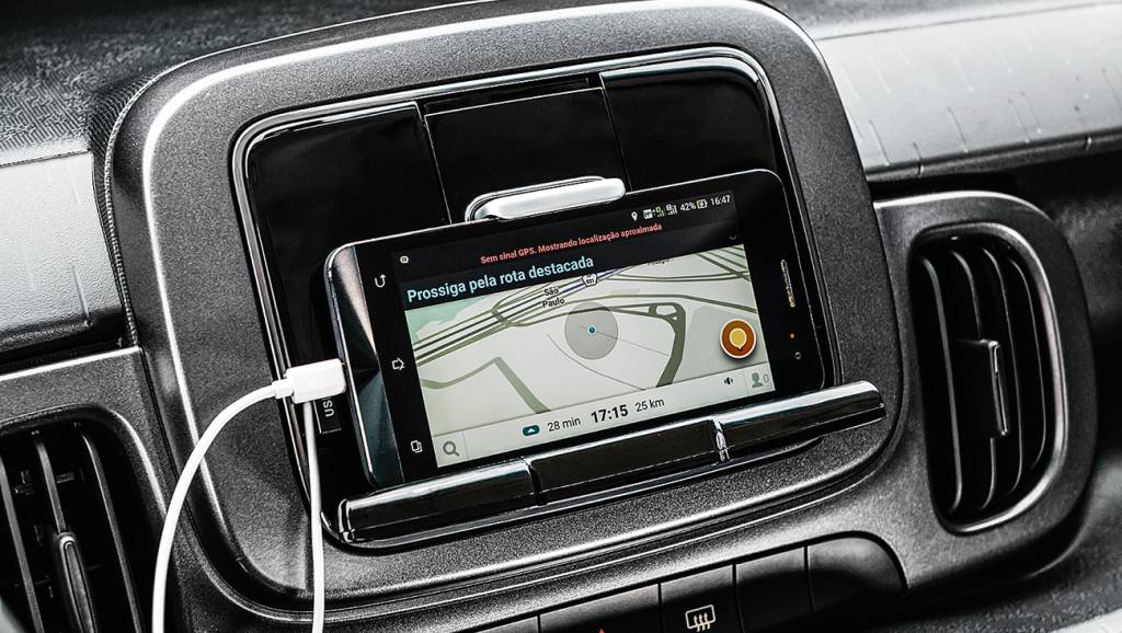Fiat Mobi Firefly Por meio de um app é possível controlar o rádio, músicas no celular e até receber dicas de condução econômica
