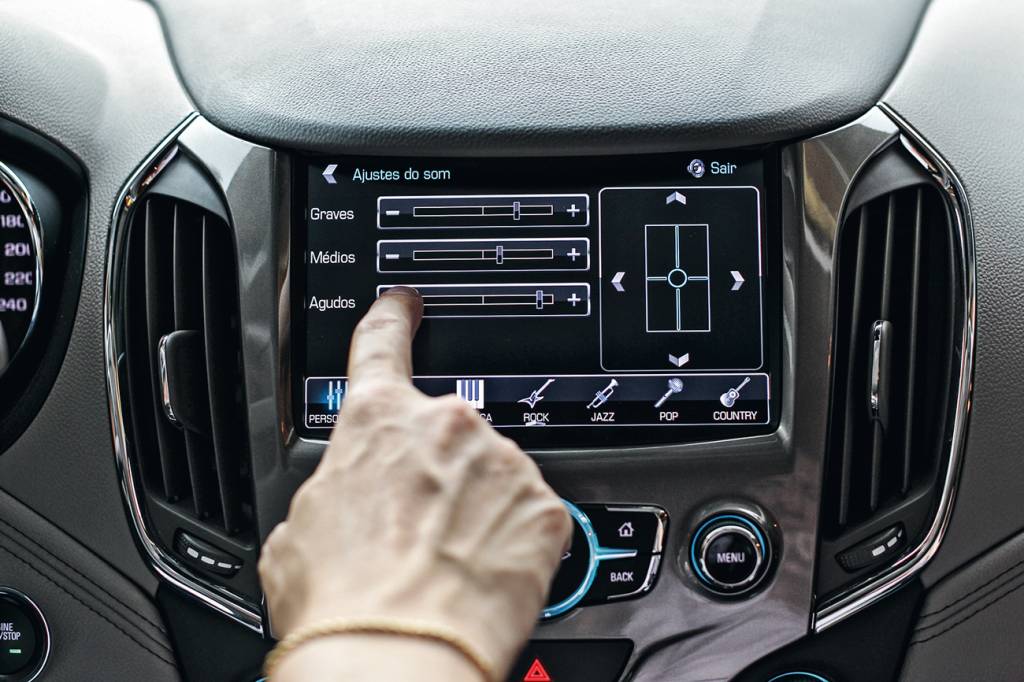 Distribuição sonora elogiável, e rádio com menu intuitivo