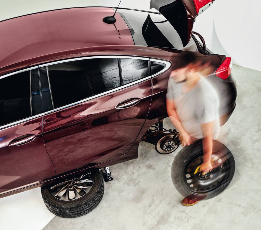 Como trocar o pneu furado do seu carro; veja quatro situações