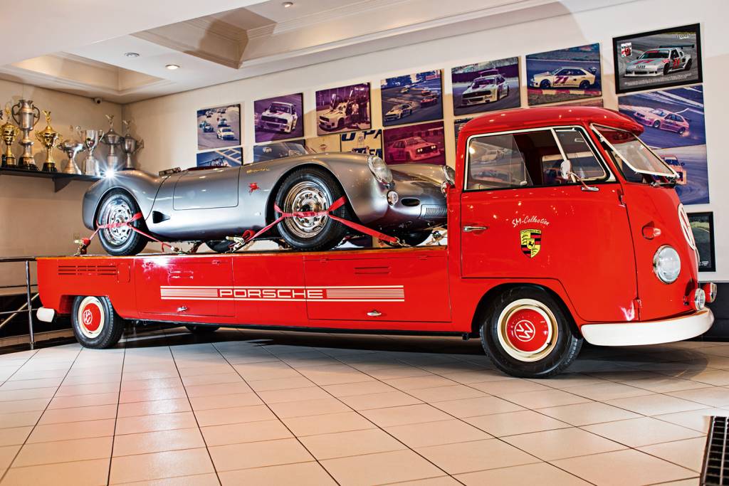 A Kombi 1975 alongada bem acompanhada da réplica do Spyder 1955
