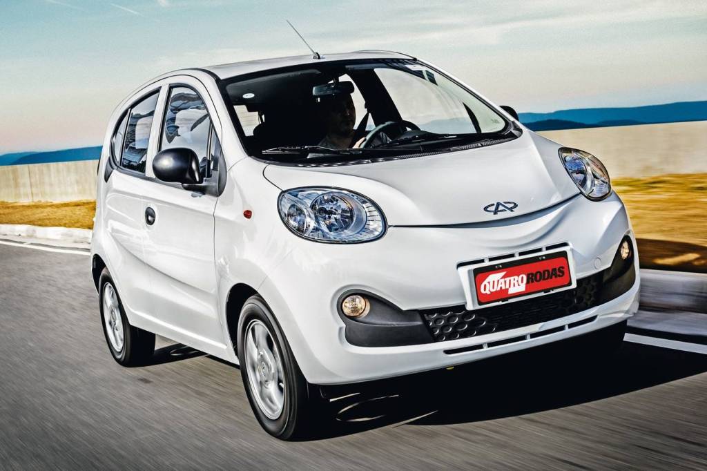 Chery QQ ACT Em vez de conta-giros, o QQ tem luzes diurnas com lâmpadas halógenas