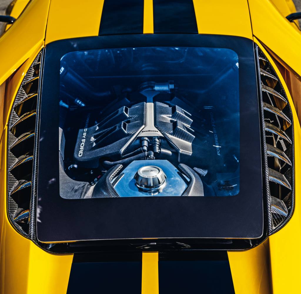 O motor V6 se revela pelo vidro traseiro