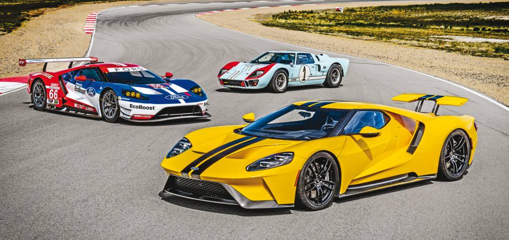 O GT40 de 1966 (ao fundo) inspirou o GT de competição, que gerou a versão de rua