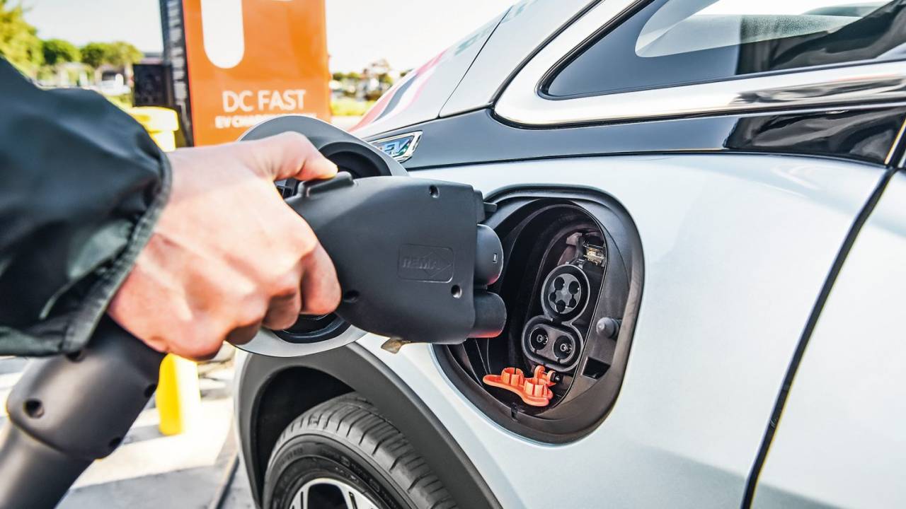convencional de 220 V as baterias precisam de até nove horas para carregar totalmente