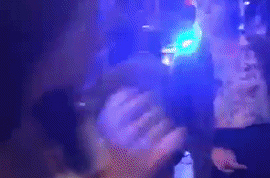 Policiais dão cavalo-de-pau com viatura ao lado de pedestres